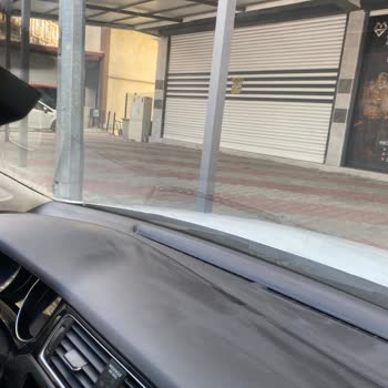 Mami Garaj Detailing Parlatıcı Ürününde Göğüs Bölgesinde Yağ Kalıntısı Ve Cam Hasarı