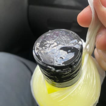 Mami Garaj Detailing Parlatıcı Ürününde Göğüs Bölgesinde Yağ Kalıntısı Ve Cam Hasarı