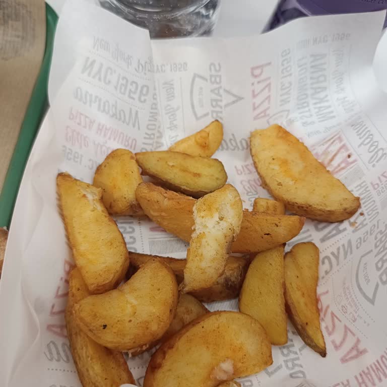 Kalitesiz Patates Kızartması Ve Kaba Personel