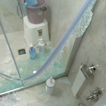 Koçtaş'tan Patlayan Duşakabin Camı İçin Ücretsiz Değişim Ve Güvenli Montaj Talebi