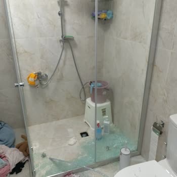 Koçtaş'tan Patlayan Duşakabin Camı İçin Ücretsiz Değişim Ve Güvenli Montaj Talebi