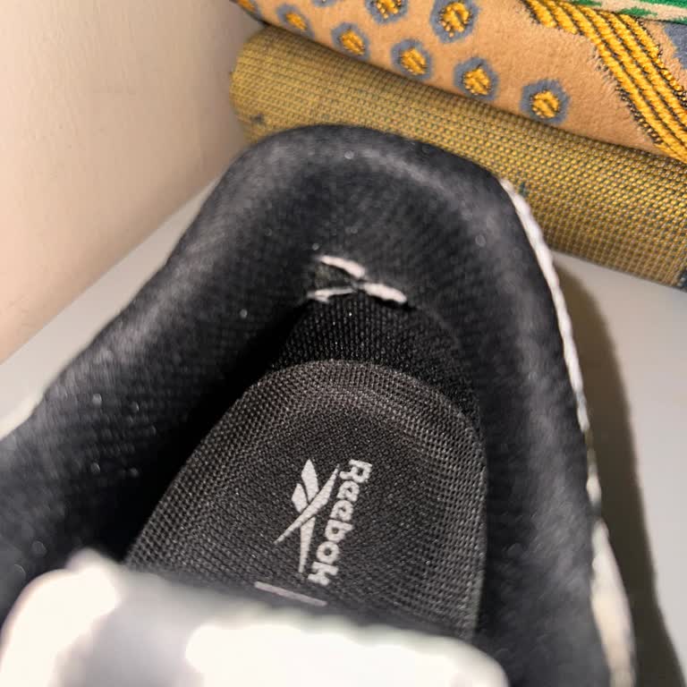 Reebok Ayakkabısının İç Tabanı Yırtıldı Metal Parça Ayağımı Yaraladı Ve Mağaza Çözüm Sunmadı