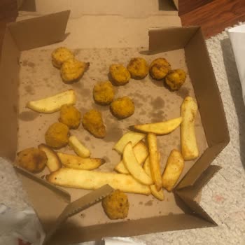 Eksik Tavuk Parçaları Ve Çikolatasız Küçük Cinnamon Roll