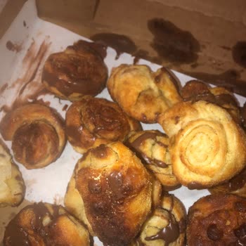 Eksik Tavuk Parçaları Ve Çikolatasız Küçük Cinnamon Roll