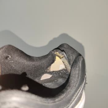 Dört Ayda Ayakkabının İç Çürümesi Ve Parçalanması, Üretim Hatası Reddi