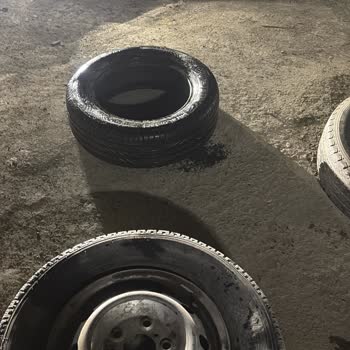 Açık Gelen Lastik Patladı, Otobanda Neredeyse Kaza Yaşandı