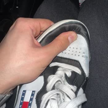 Tommy Hilfiger Sneaker Box Ayakkabısında Garanti Reddi Ve Sürekli Tabandaki Açılma