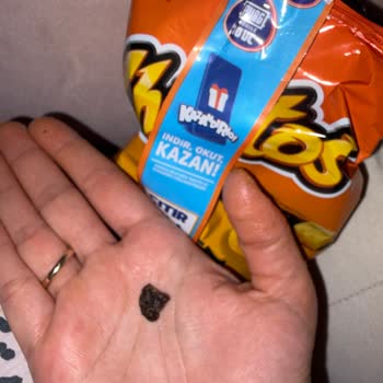 Cheetos Paketi İçinden Çıkan Siyah Cisim Sağlık Endişesi