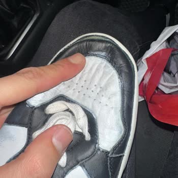 Tommy Hilfiger Sneaker’da Dört Ayda Açılan Tabanda Renk Atması Ve Kayma Sorunu