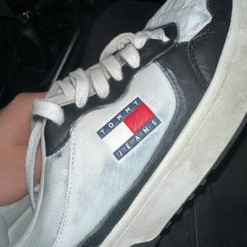 Tommy Hilfiger Sneaker’da Dört Ayda Açılan Tabanda Renk Atması Ve Kayma Sorunu