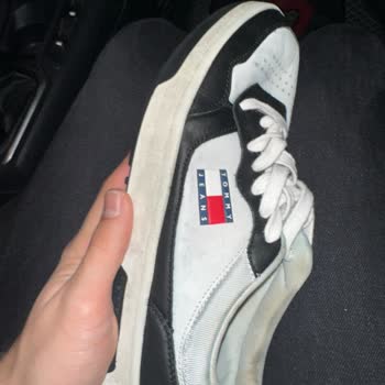 Tommy Hilfiger Sneaker’da Dört Ayda Açılan Tabanda Renk Atması Ve Kayma Sorunu