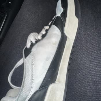 Tommy Hilfiger Sneaker’da Dört Ayda Açılan Tabanda Renk Atması Ve Kayma Sorunu