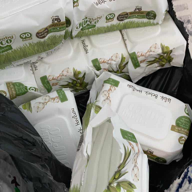 Bebek Havlusunun Paketi Bozulmuş Ve Mendiller Patlamış