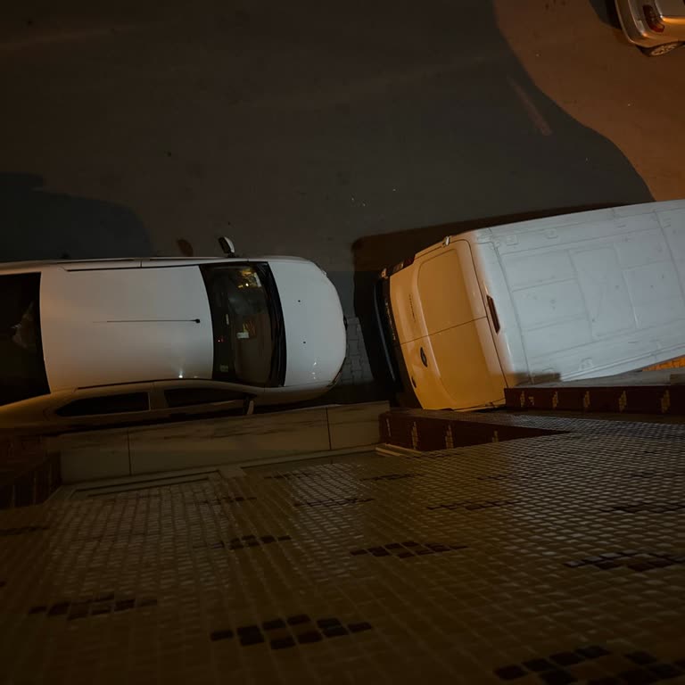 Gaziemir Sokakta Ambulans Ve Sedye Girişini Engelleyen Araç Parkı