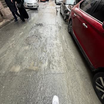 Gaziemir Sokakta Ambulans Ve Sedye Girişini Engelleyen Araç Parkı