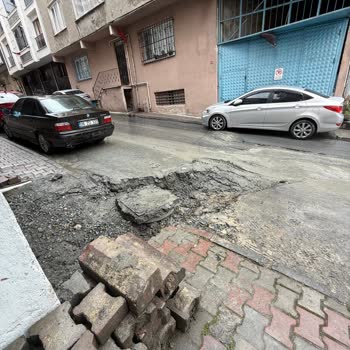 Gaziemir Sokakta Ambulans Ve Sedye Girişini Engelleyen Araç Parkı