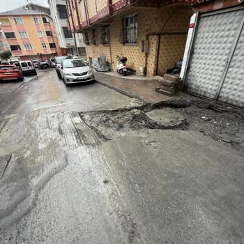 Gaziemir Sokakta Ambulans Ve Sedye Girişini Engelleyen Araç Parkı
