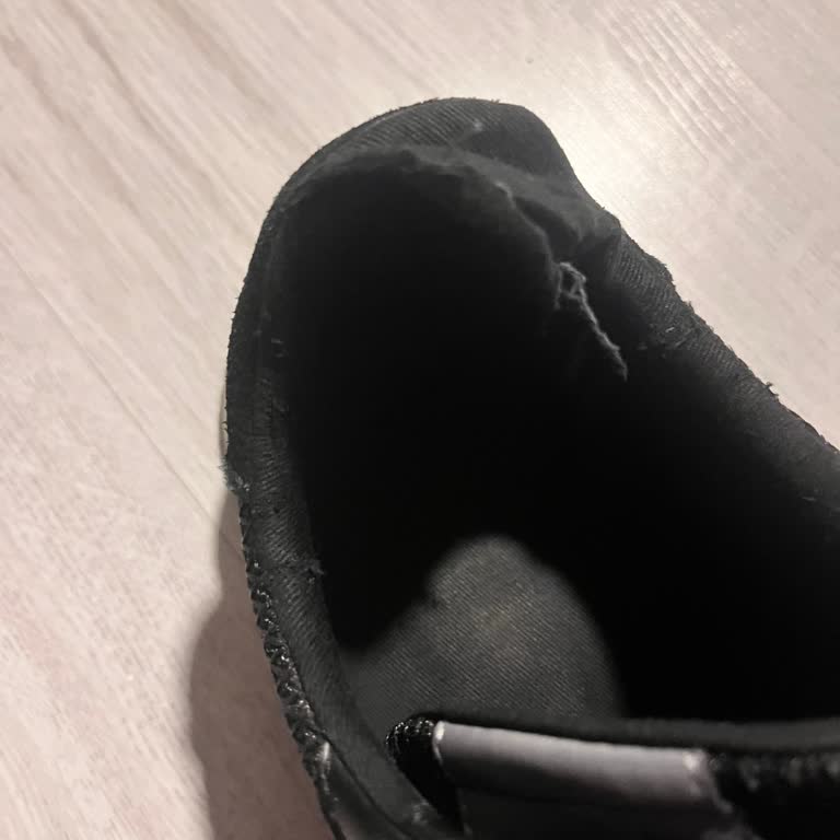 Sağ Ayakta Yırtılma Ve Deformasyon: Guess Ayakkabısı Ve Trendyol Çözüm Vermedi