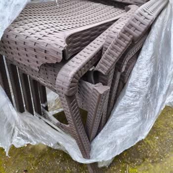 Kırık, Solmuş Ve Farklı Amblemli Sandalyeler Gönderildi