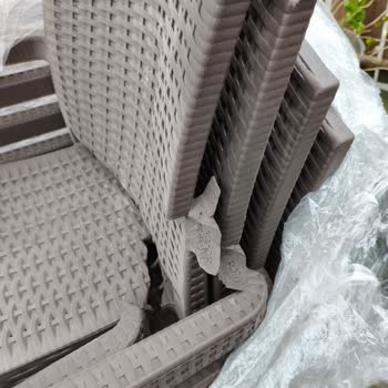 Kırık, Solmuş Ve Farklı Amblemli Sandalyeler Gönderildi