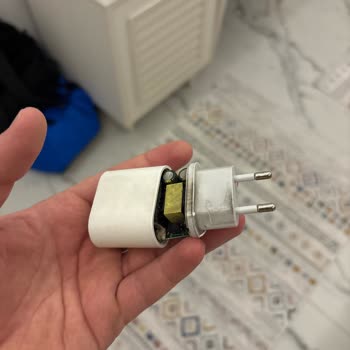 Apple Hızlı Şarj Adaptörünün Patlaması Elektrik Kesintisine Ve Yangın Riski Yaratıyor