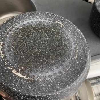 Korkmaz Tencerenin İç Kısmında Kabarma ve Kulplarında, Soyulmalar Meydana Geldi