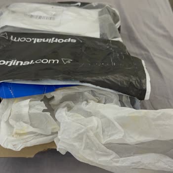 Kargo Paketi Açılmış Ve Ayakkabı Kutusu Parçalanmış Olarak Teslim Edildi