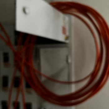 İzinsiz Ve Görünür Fiber Kabloları Bina Girişinde Engelleme Yaratıyor