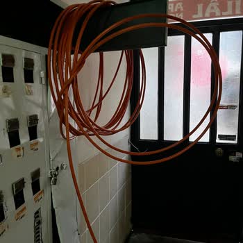 İzinsiz Ve Görünür Fiber Kabloları Bina Girişinde Engelleme Yaratıyor