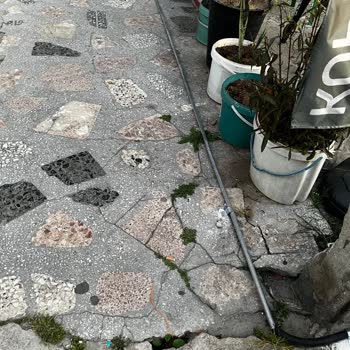 İzinsiz Ve Görünür Fiber Kabloları Bina Girişinde Engelleme Yaratıyor