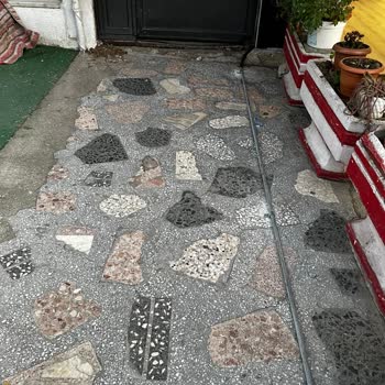 İzinsiz Ve Görünür Fiber Kabloları Bina Girişinde Engelleme Yaratıyor