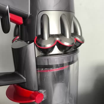 Garanti Altındaki Toz Haznesi Lastiği Kırıldı, Ücretsiz Değişim Talebi