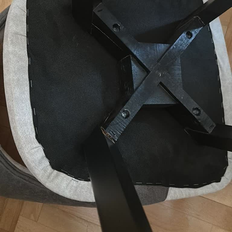 Çatlayan Sandalye Ayağı İçin Uzun Gecikme, Hızlı Onarım Talebi