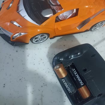 Батарейка Duracell Взорвалась в Детском Радиоуправляемом Автомобиле, Создав Угрозу