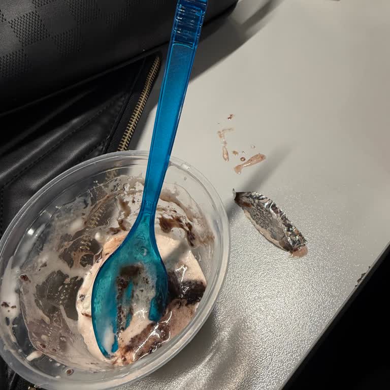 Burger King Has Delta Şubesinde Dondurmalı Sufle İçinde Tehlikeli Paket Parçası