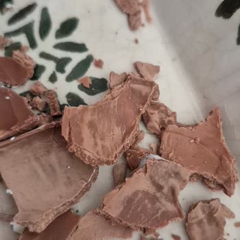 Çikolata Rengi Değişmiş Ve Tozlaşmış Yumurta Kafa Ürünü