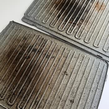 Karaca Züccaciye Plakalar Yandı, Zamanla Çizildi Ve Hatta Paslanma Oluştu