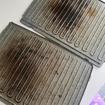 Karaca Züccaciye Plakalar Yandı, Zamanla Çizildi Ve Hatta Paslanma Oluştu