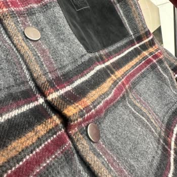 Düğme Kusurlu Gömlek Ve Kaba Mağaza Personeli