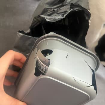 Kütahya’da Kırık Ve Yırtık Ambalajlı Makyaj Ürünü Teslim Alındı