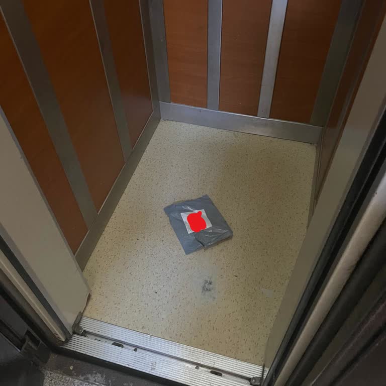 Kargolar Asansöre Fırlatıldı: Sürat Kargo Personelinin Kaba Teslimatı