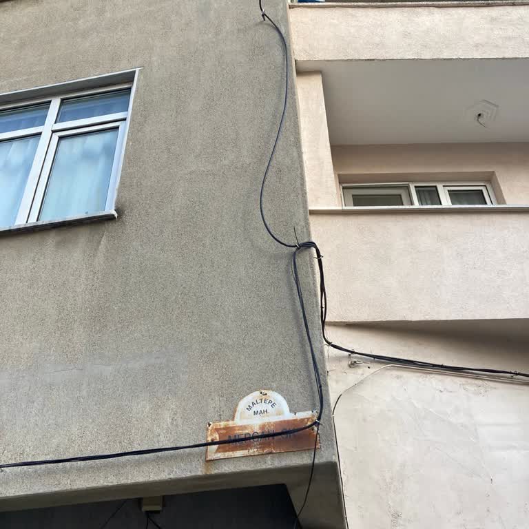 TurkNet Altyapı Kablosunun Özensiz Montajı Binamızın Dış Görünümünü Bozdu