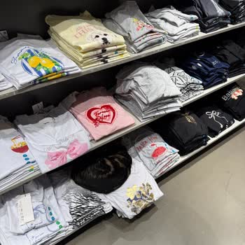 Koton Göktürk Mağazasında Hijyen İhlali: Ürün Üzerinde Kediler