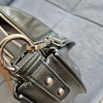 Üst Yüzeyde Deforme Çanta Ve Mağaza İlgisizliği