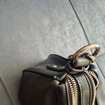 Üst Yüzeyde Deforme Çanta Ve Mağaza İlgisizliği