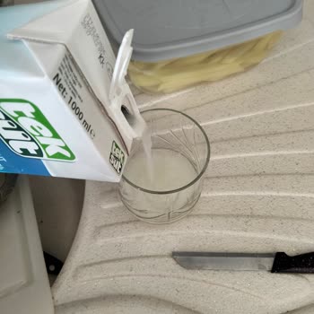 Markalı Sütte Su Dolu Ve Yoğurt Tortusu