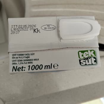 Markalı Sütte Su Dolu Ve Yoğurt Tortusu