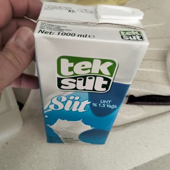 Markalı Sütte Su Dolu Ve Yoğurt Tortusu