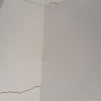 Genç Bebe Kırık Gardırop Değişimi İçin Sürekli Ertelenen Çözüm