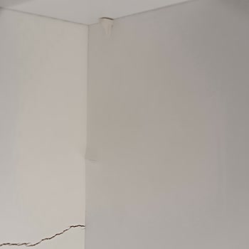 Genç Bebe Kırık Gardırop Değişimi İçin Sürekli Ertelenen Çözüm